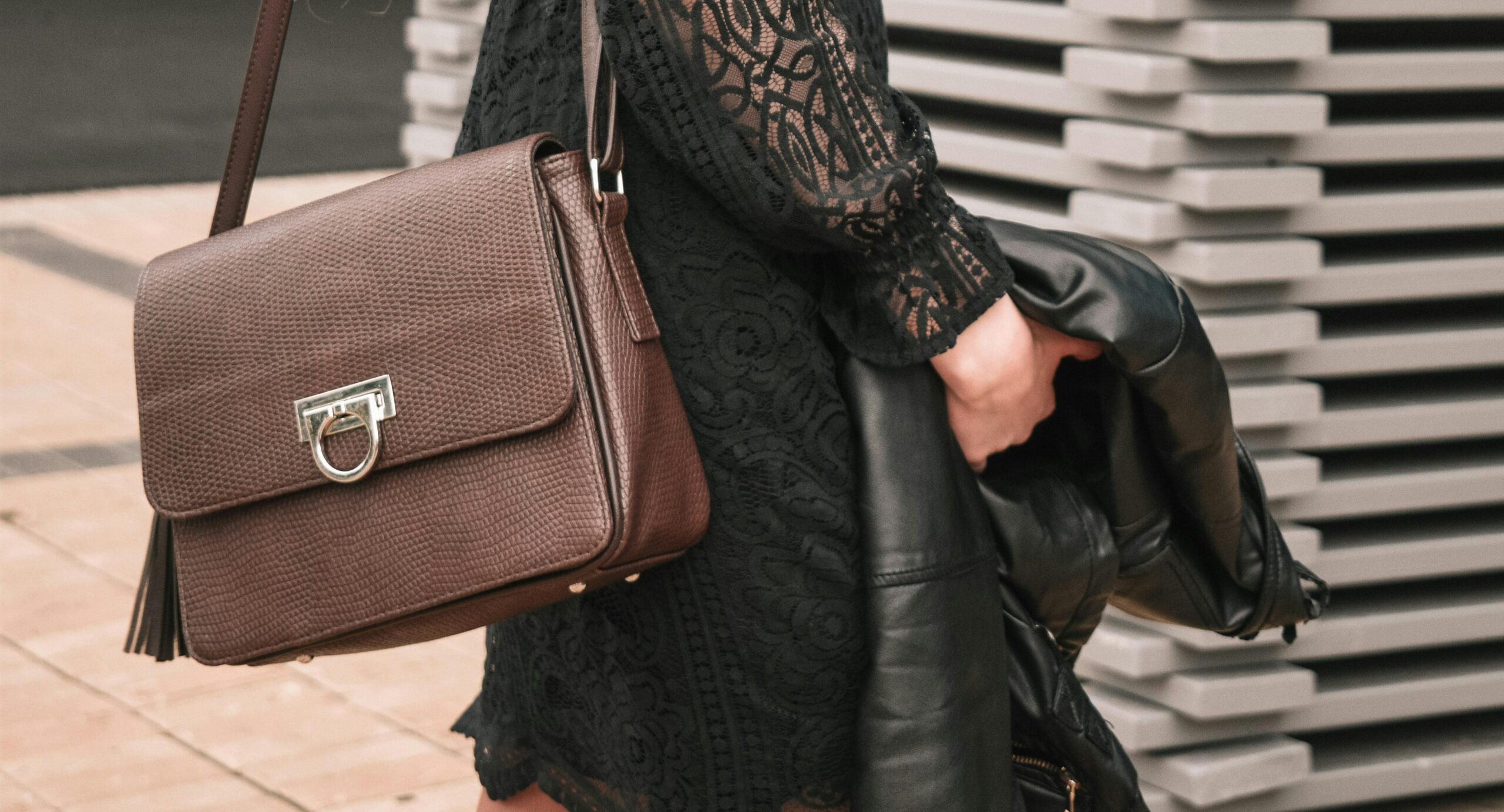 pexels arina shilyaeva 1586333 3136649 scaled - Applications of Leather in Fashion - Artnamic - Applications of Leather in Fashion - Artnamic